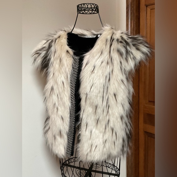 Twelfth Street By Cynthia Vincent, faux fur vest, Medium - Picture 9 of 11